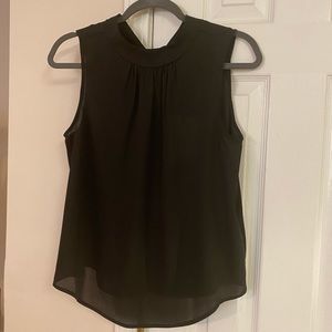 4/$20 WHO WHAT WEAR Sleeveless Ruffle Neck Blouse
